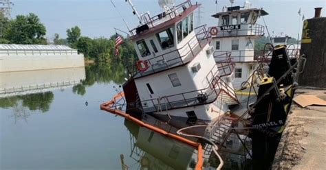 Sinking tugboat releases thousands of gallons of diesel into the Tennessee River in Alabama, prompting calls for swimmers to get out of the water, police say