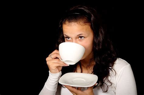 Sipping coffee. Sipping coffee allows for savoring flavors, aromas, and the overall sensory experience. Gulping coffee provides an immediate caffeine kick and time efficiency for … 