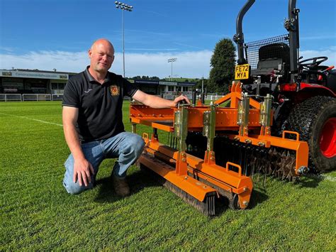 Sisis - The SISIS Veemo MK2 & Veemo HD is a purpose designed, triple mounted hydraulic driven scarifier using strong cutting blades for maximum thatch removal and minimum surface disturbance. The three independently floating heads follow ground contours closely without scalping. Depth of cut is infinitely variable by means of a locking micro–adjuster ...