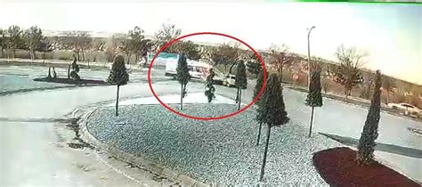 Sivas''ta ambulans ile otomobilin çarpıştığı kaza kamerada