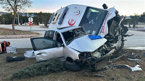 Sivas’ta ambulans ile otomobil çarpıştı: 3 kişi yaralandıs