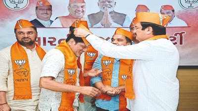 Six more AAP councillors in Surat civic body don saffron