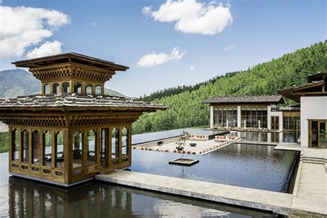 Six senses bhutan. Commencez votre journée à l'hôtel Six Senses au Bhoutan avec une séance de yoga ou de méditation au Pavillon de Prière du lodge. Découvrez le patrimoine et l'hospitalité du Royaume himalayen. 
