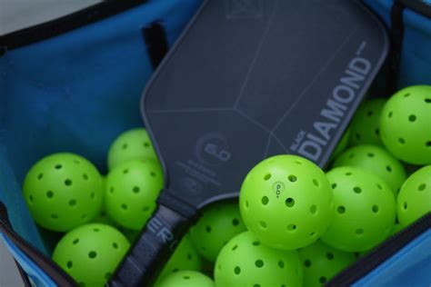 Six zero pickleball. Core: 16 mm Honeycomb Polypropylene Core. Hitting Surface: American DuPont™ Kevlar®. Grip Size: 4.25 in. Handle Length: 5.5 in. Paddle Length: 16.3 in. Paddle Width: 7.5-7.7 in. Factory Grip: Six Zero Factory Grip. Cover: Comes with a protective neoprene, zippered cover. Identification: A unique serial number for each paddle. 