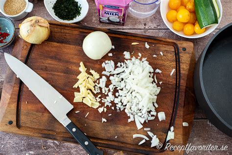 Skala  samt  papper lök  samt vitlök.