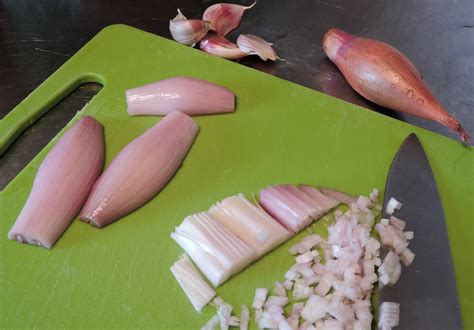 Skala  samt finhacka vitlök  samt lök.