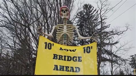 Skeleton warns truckers about Maple Ave Bridge