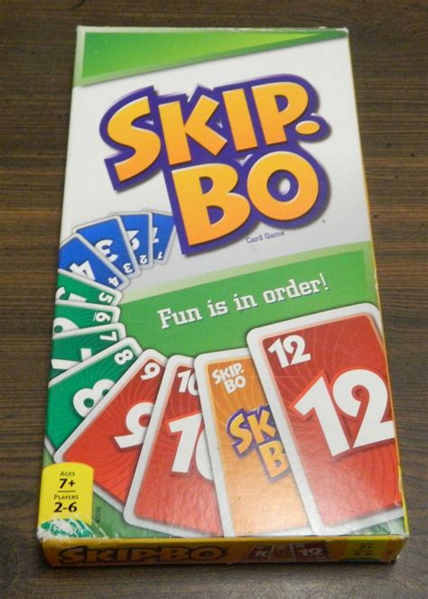 Op til 30 minutter. 123,00 DKK. Skip-Bo er et sjovt spil for hele familien. Man kan spille det allerede fra 3-4 års alderen, for man skal blot have lært at tælle for at kunne forstå spillet. Har man børn med i 3-4 års alderen er det dog en god ide at teame dem op med en voksen (se afsnittet om Skip-Bo med partner).. 