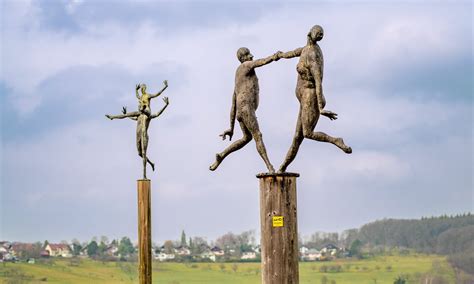 Skulptur   zwischen realit at und virtualit at. - La integración regional y el desarrollo en áfrica.