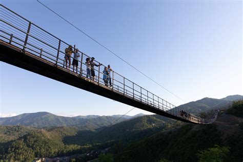 Skybridge gatlinburg death. Costs are $27.95 for ages 12-64, $22.95 for ages 65 and older and $17.95 for ages 4-11. Children ages 3 and younger are free. Value Tickets offer all-day access to the SkyLift Park on Monday ... 