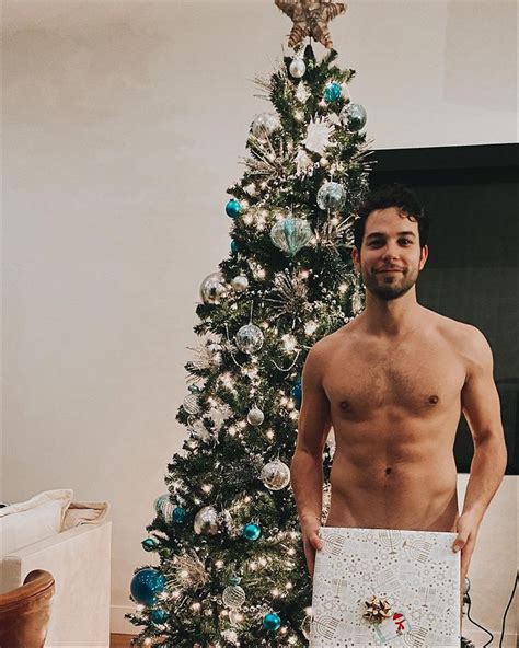 Skylar astin nude. Skylar Astin‘s body is in incredible shape right now and he’s putting it on display! The 33-year-old actor flexed his muscles and showed off his ripped six pack abs while promoting the season ... 