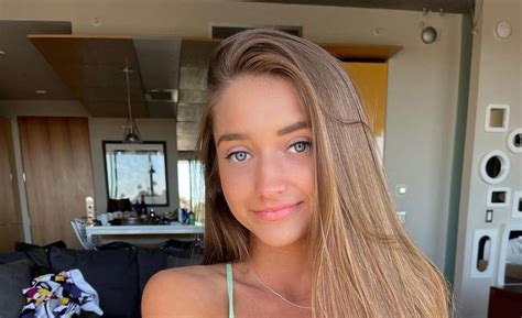 Skylar mae of. Skylar Mae is a social media influencer and content creator born Courtney Miller on 4 June 2000 in Arizona, United States of America. She is the daughter of Mindy and Jamie Miller and has one ... 