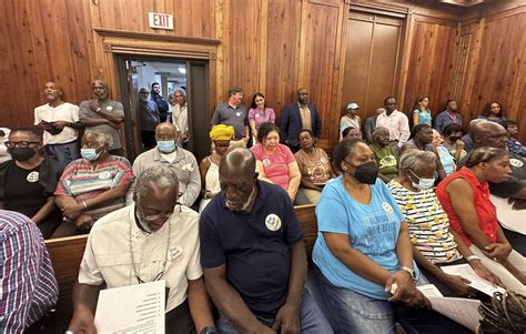 Slaves’ descendants seek a referendum to veto zoning changes they say threaten their Georgia island