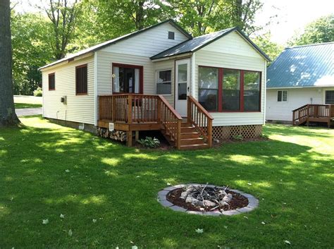 Sleepy Eyed Goose Cabins