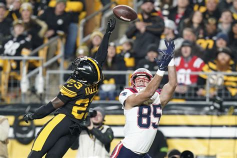 Sloppy Steelers’ playoff hopes take another hit with loss to Patriots