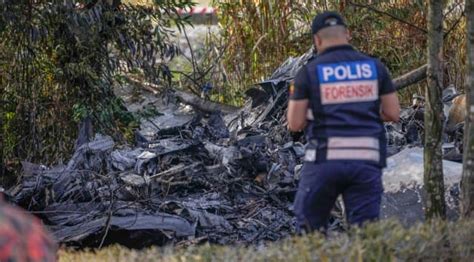 Small plane crashes on a Malaysian highway, killing all 8 people on board and 2 on the ground