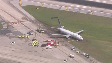 Small plane skids off runway at FLL; no injuries reported