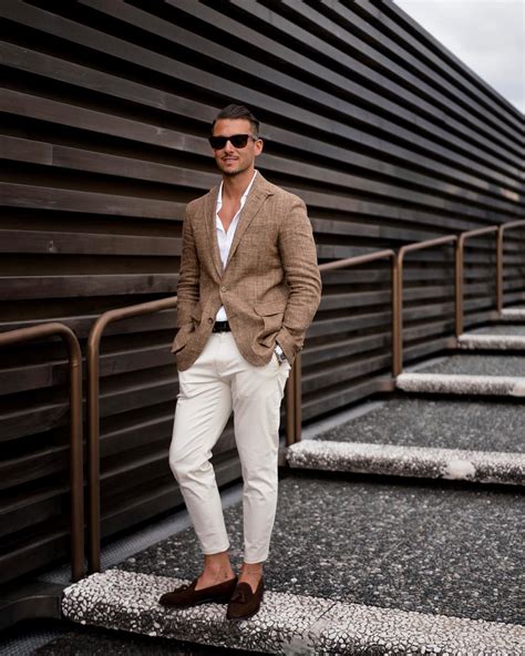 Smart business casual. That pretty much sums up the difference between business casual and smart casual. While the situation can influence things a bit—a cocktail hour will probably demand a slightly different outfit choice than a … 