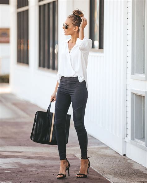 Smart casual outfit female. Smart Casual Job Interview Outfits. Unlike business casual, smart casual is more laid back and comfortable. If the company has a casual or no dress code, smart casual is the way to go for your interview outfit. For women, a trendy smart casual outfit can consist of a pair of dark-wash jeans and a blazer. 
