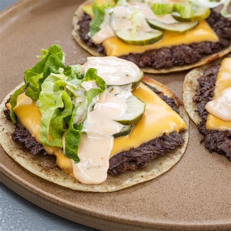 Smash burger tacos. Tacos mal anders, und zwar im Big Mac Style. Das Hackfleisch wird auch die Tacos gedrückt und dann mit der Fleischseite nach unten in der Pfanne oder dem Grill angebraten. Dann umdrehen mit Käse belegen und dann kommt nur noch etwas Salat und Gurken drauf und eine leckere Big Mac Sauce und schon sind die Smash Burger Tacos … 