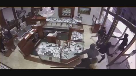 Smash-and-grab robbers storm Palmdale jewelry store