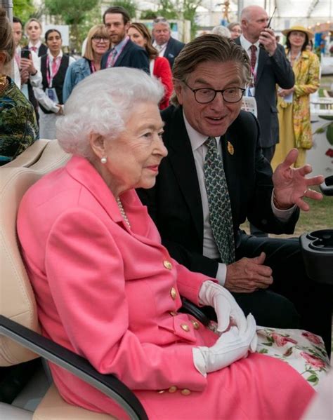 Smiling Queen arrives by buggy at Chelsea Flower Show ahead of …