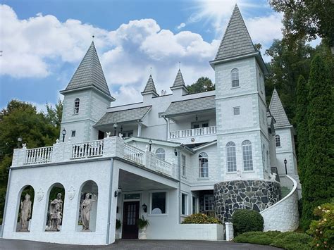 Smithmore castle. Smithmore Castle is nestled in the Blue Ridge Mountains on 121 acres of land. Smith's original purchase was on only 3.46 acres of land, so he bought neighboring parcels to fully complete his vision. 