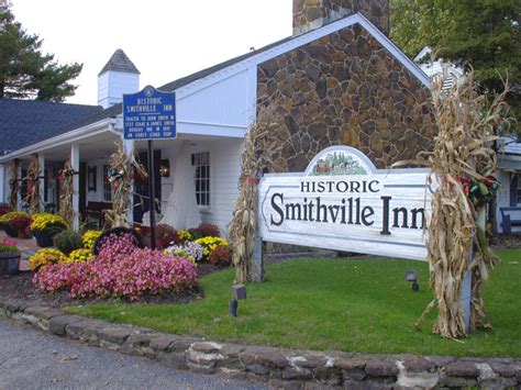 Smithville inn. Smithville Inn is a small but stunning wedding venue in Absecon, New Jersey. This historic dining hall was built circa 1978 and has been serving the Absecon community ever since. The rustic interior coupled with beautiful gardens and cobblestone walking paths makes for perfect portrait backdrops. There is plenty of space in the dining … 