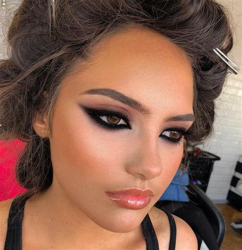 Smokey eyeliner. Smokey eyes are dramatic, daring, and bold, and they’re perfect for everything from a night out to a special occasion. Even better, with a little practice, a... 