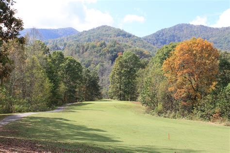 Smoky mountain country club. Ridge upon ridge of forest straddles the border between North Carolina and Tennessee in Great Smoky Mountains National Park. World renowned for its diversity of plant and animal life, the beauty of its ancient mountains, and the quality of its remnants of Southern Appalachian mountain culture, this is America's most visited national park. … 