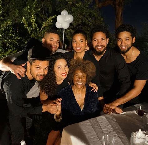 Smollett siblings oldest to youngest. Multiple studies have shown that the baby of the family is likelier than other siblings to be a writer or artist or especially a comedian—Stephen Colbert, the youngest of 11 siblings, is a great ... 