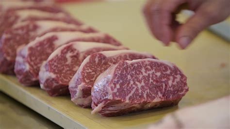 Snake river farm. Snake River Farms brought Fukutsuru and a handful of other Japanese bulls to America and started one of our country’s best Wagyu breeding … 