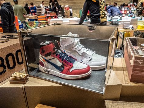 Sneakerbox - Bei der Sneakerbox handelt es sich um einen überdimensionalen Schuhkarton in dem zahlreiche Schuhpaare deponiert werden können. Die Box weist die Produktmaße von 84 x 50 x 64 cm auf (B/H/T) und bietet somit Platz für etwa 10 – 16 Paar Schuhe. Diese können dann auf unterschiedlichen Ebenen abgestellt werden, sodass sie besonders ...