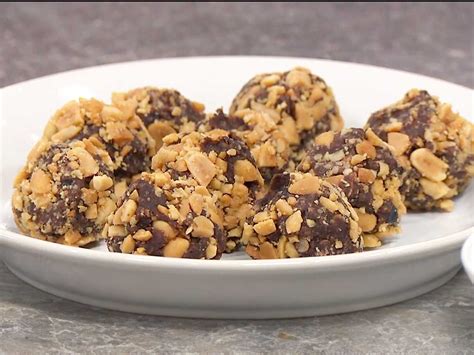 Snickersbollar,  titta  anvisning nedan; Mello-melondrink - mixa  frukt  tillsammans med  läsk  samt isbitar; Rotfruktschips,  titta  anvisning nedan.