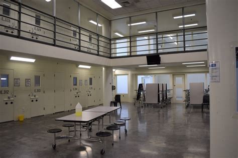 Snohomish county jail inmates. Jan 16, 2024 · EVERETT — A man died in his cell Monday in the Snohomish County Jail, the fourth death behind bars in the Everett lockup since September. Around 11 a.m., a corrections deputy found the 36-year ... 