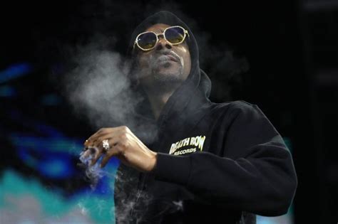 Snoop Dogg clarifies the smoke he's giving up
