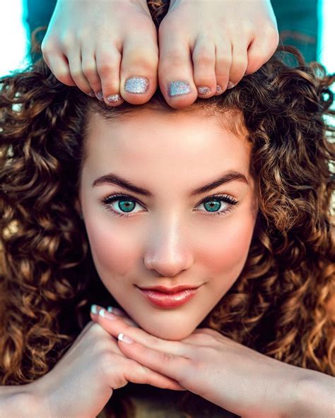 Superstar contortionist Sofie Dossi breaks her own record by nailing 16 incredible poses in the 10 Minute Photo Challenge while avoiding crowds in the NYC su...