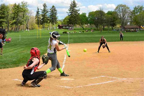 Softball is a fun game in which people of all ages can participate. Although not everyone can have a top-notch coach to help teach them the basics, learning how to play softball on your own is easy and enjoyable! Part 1 Understanding the Basics Download Article 1 Know the difference between softball and baseball.. 