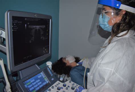 Sonograma. Jan 18, 2023 · Una ecografía, también conocida como sonograma, es una prueba de diagnóstico por imagen que utiliza ondas sonoras (ultrasonido) para crear imágenes de órganos, tejidos y estructuras del interior del cuerpo. A diferencia de las radiografías, la ecografía no utiliza radiación. 