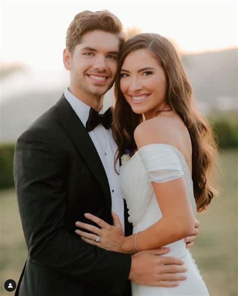 Sep 28, 2022 · Jonathan Osteen is best known for being a member of the Osteen family. However, he also has a career in music as he plays the guitar and sings in his church choir as the group’s lead singer. On June 28, 2022, Jonathan Osteen married his longtime partner, Sophia Hahn.. 