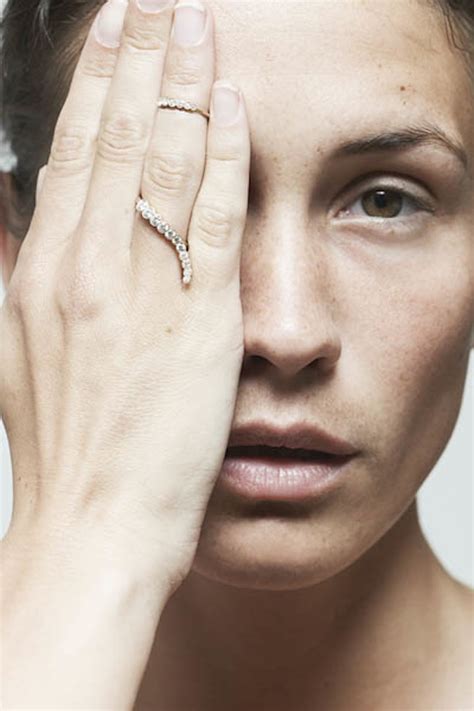 Sophie bille brahe. Simple N. 9.400 kr. Inspired by the poetry collection Alphabet by Inger Christensen, the exclusive Lettre de Lumière collection is the every-day prose of a relationship expressed in one letter. Wear the symbol of your beloved or combine two letters to personalize a layering look. Crafted in 18K certified recycled yellow gold with a total of 0. 