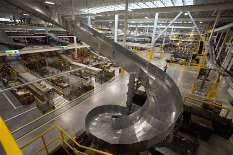 Sorting center CAYYCA - Canada Post - Parcels