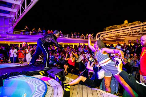 Soul train cruise. Ship Highlights. The Nieuw Amsterdam features 11 passenger decks, premier dining options, lounges surrounded by panoramic views, the popular Greenhouse spa and salon with hydro pool as well as the award-winning fitness center to fulfill our promise of excellence. 