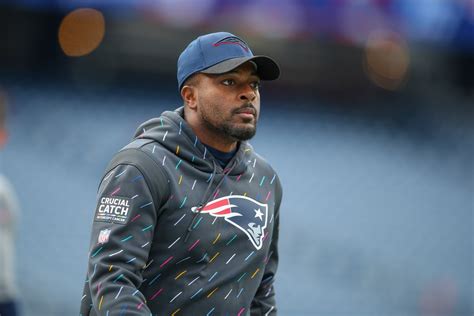 Source: Patriots lose offensive coach with 4 games left