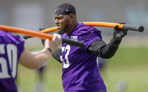 Source: Vikings trade offensive tackle Vederian Lowe to Patriots
