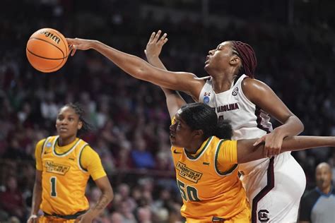 South Carolina women roll in March Madness opener