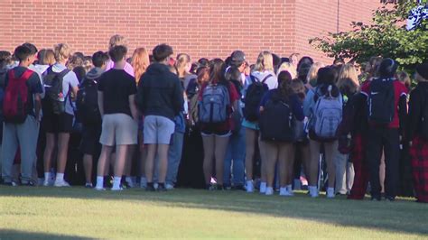 South Elgin High School mourns loss of 2 classmates killed in car crash