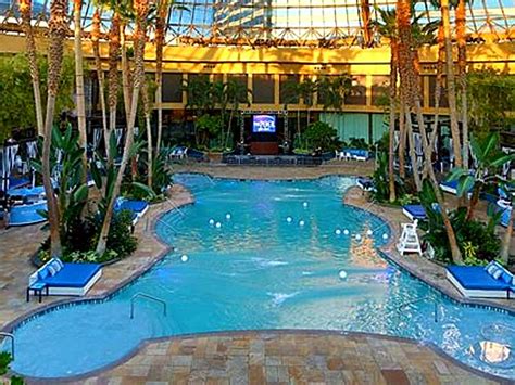 South Jersey Hotels with a Pool: Best Resorts with Outdoor