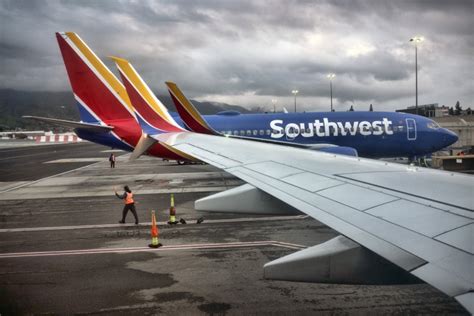Southwest Airlines flights temporarily paused due to “intermittent technology issues”