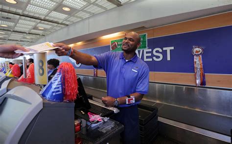The estimated total pay for a Customer Service Representative at Southwest Airlines is $42,373 per year. This number represents the median, which is the midpoint of the ranges from our proprietary Total Pay Estimate model and based on salaries collected from our users. The estimated base pay is $39,969 per year.. 